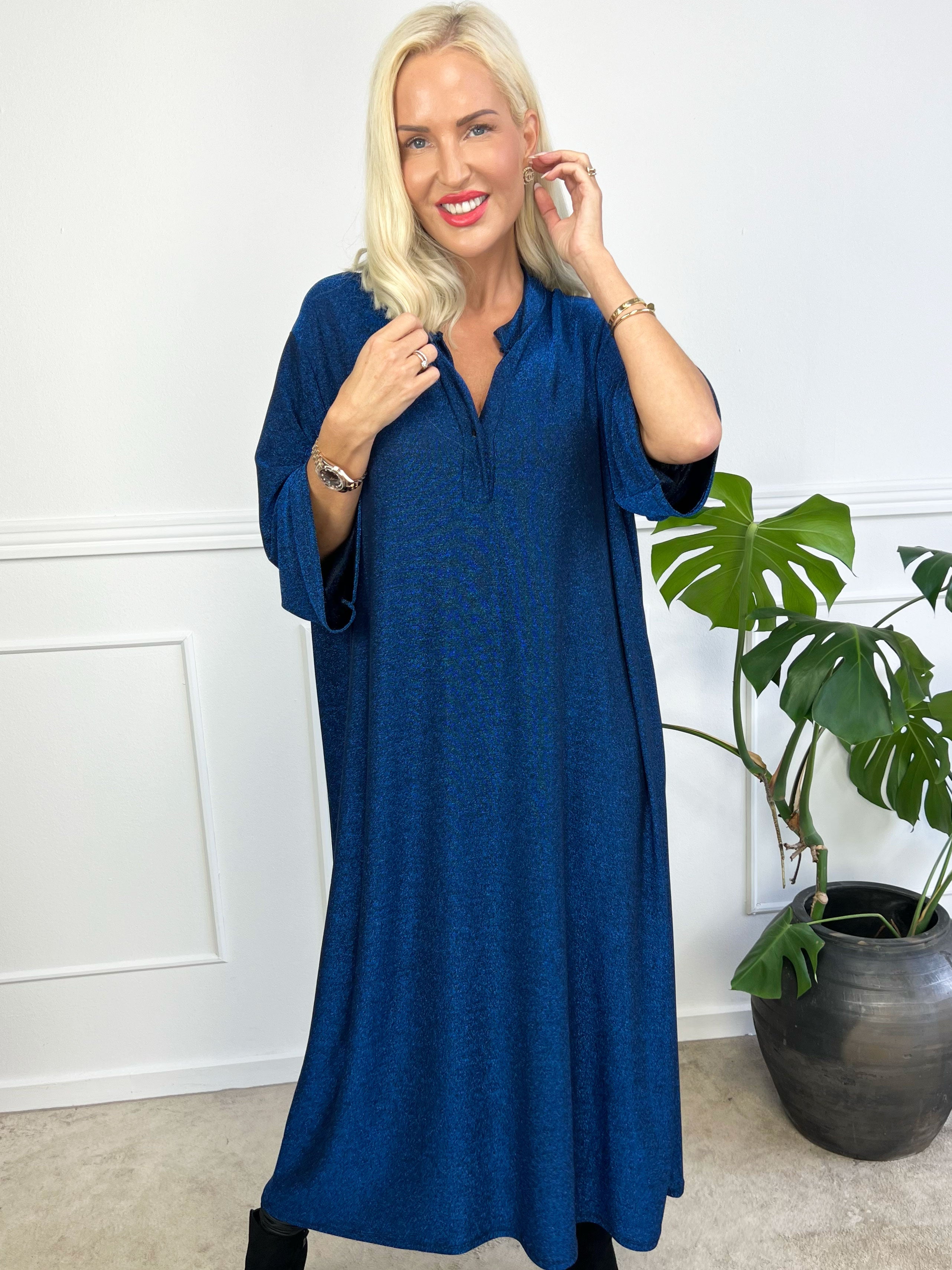 Damaris - Lang kjole i løs pasform med glimmertråde